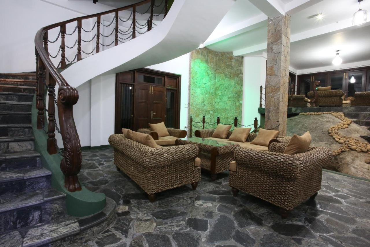 Green Castle Kandy Hotel Exterior photo